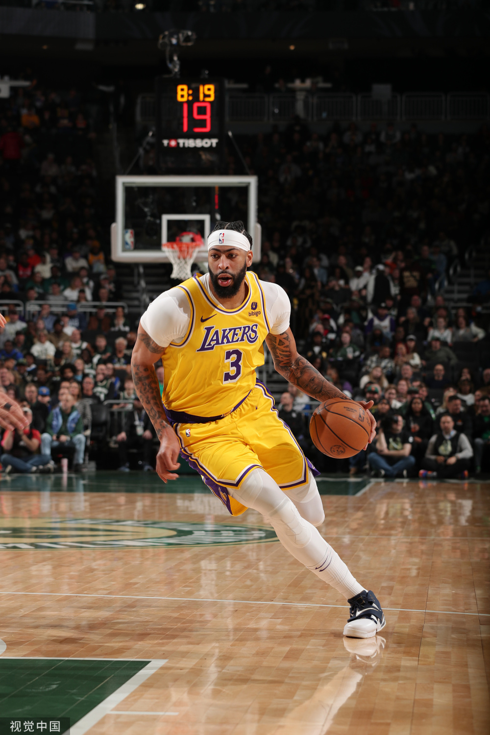 雄鹿完胜黄蜂，浓眉制霸全场