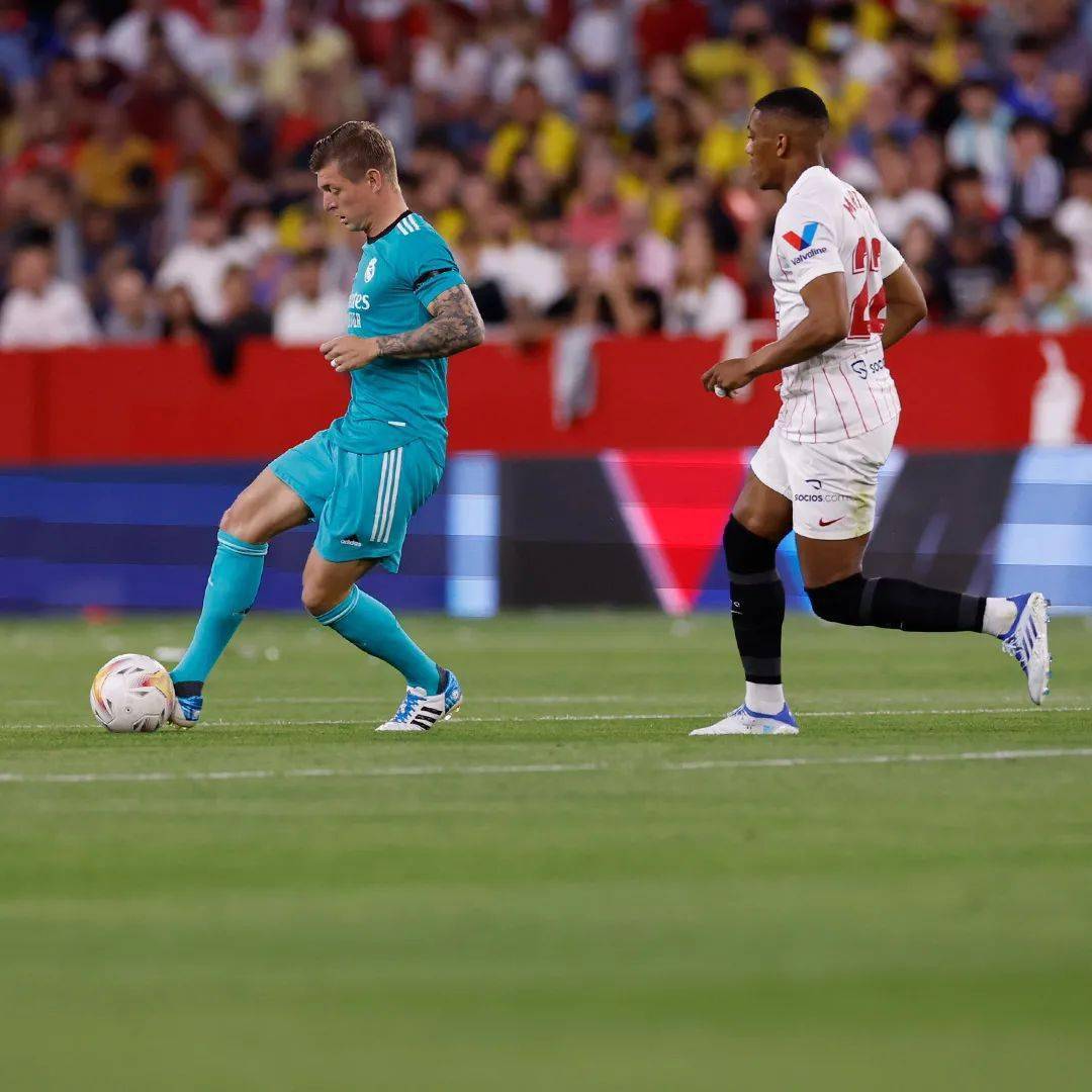 德国逆转塞维利亚，阿圭罗高光表现