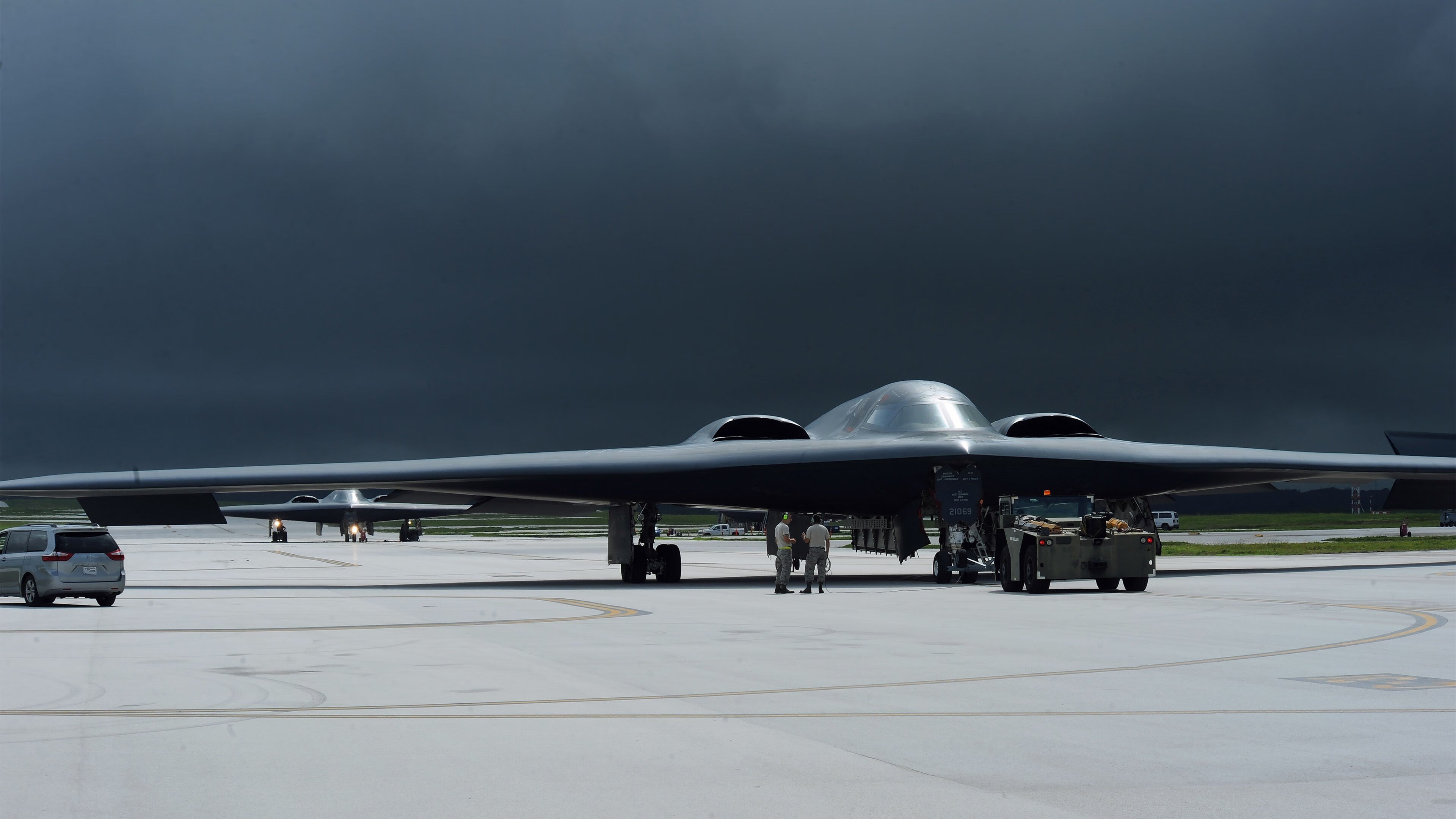 双星闪耀，新王登场，迈凯伦横扫威廉姆斯，周冠宇高光突破