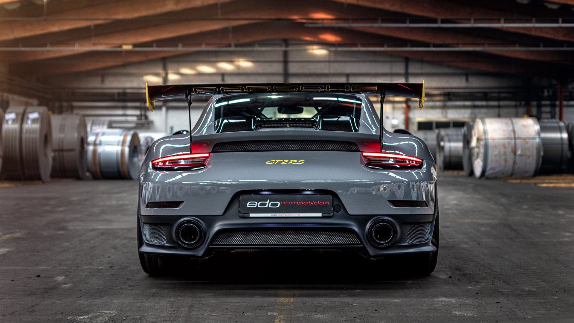 当梅西在绿茵场起舞，另一场比赛正在改变世界