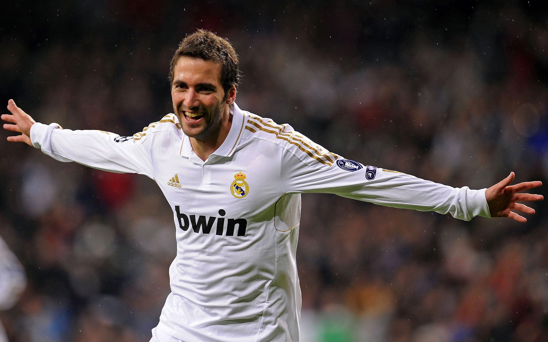 蓝色风暴中的橙色火焰,红牛二队鏖战迈凯伦,佩雷兹点燃银石逆袭之战