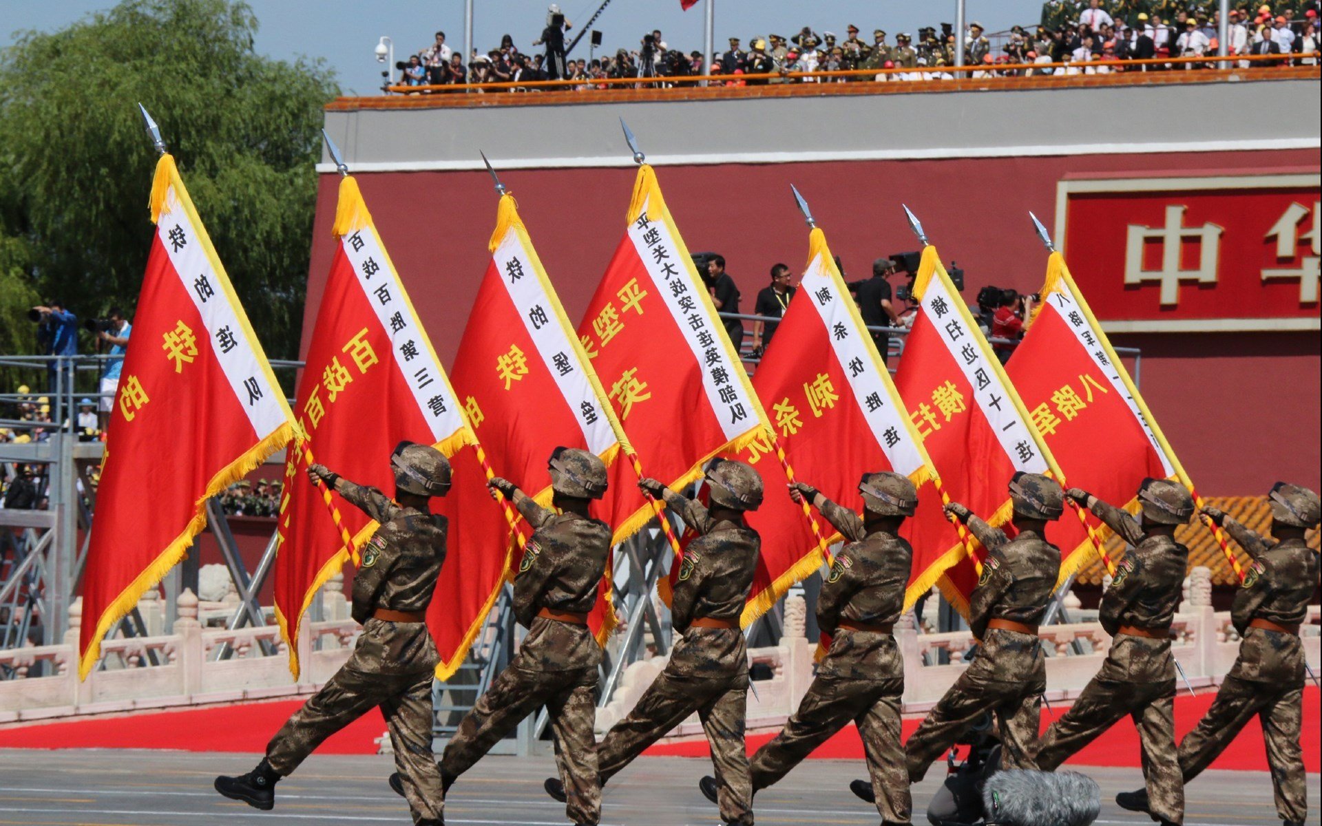 冰火炼狱中跨界燃烧,当维斯塔潘在拉斯维加斯卫冕,东契奇用60+三双照亮达拉斯寒夜