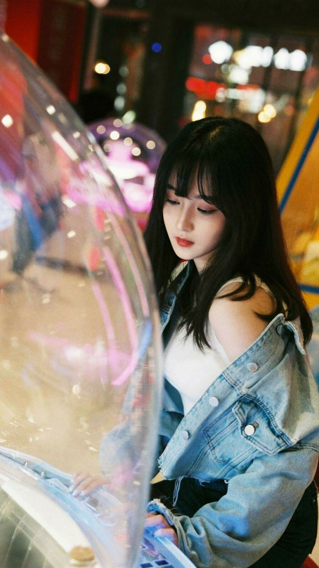 绿茵与硬木的同一夜晚，当英超争冠悬于毫厘，詹姆斯在另一端锁死时间